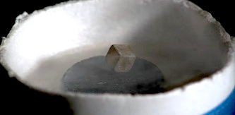 Magneto sklendimas ore